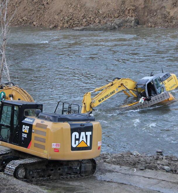Finisce in Arno con l’escavatore 