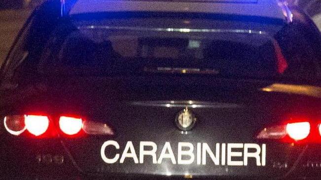 In due saccheggiano una bancarella: scoperti e denunciati