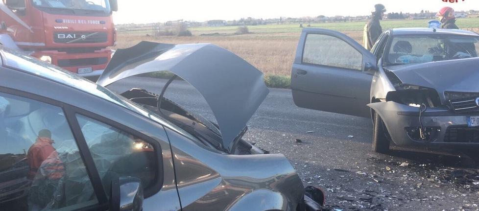 Cinque feriti nello scontro tra due auto