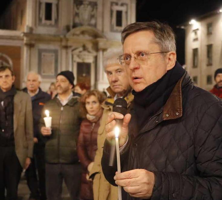 Buio e silenzio per la marcia contro le stragi 