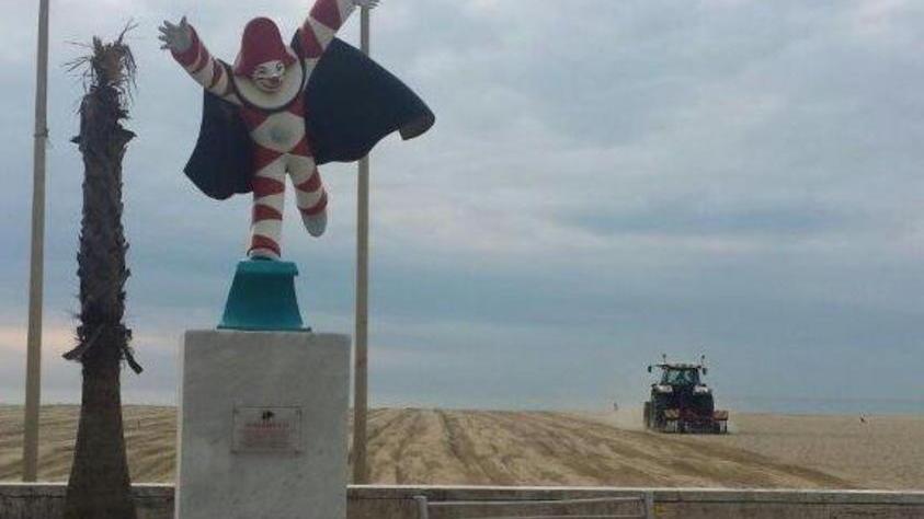 I balneari ripuliscono la spiaggia piena di rifiuti