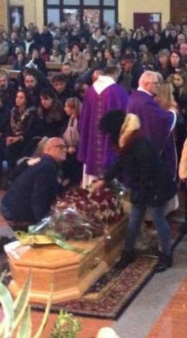 Un’isola in lacrime dice addio al suo gigante 