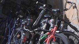 Via 17 biciclette in sosta vietata