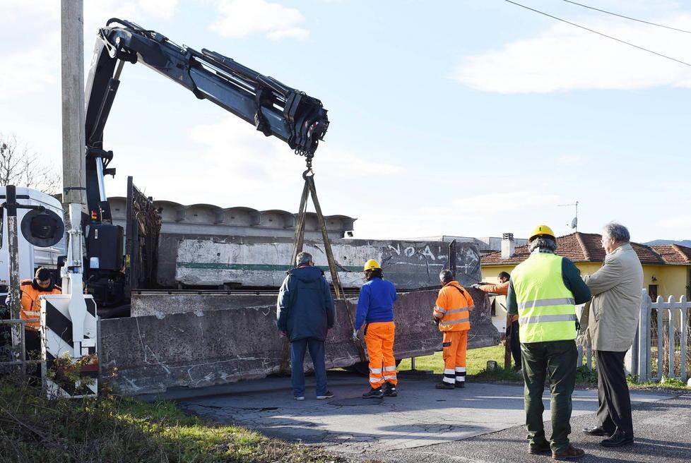Via il passaggio a livello e dal 9 gennaio parte la rotonda