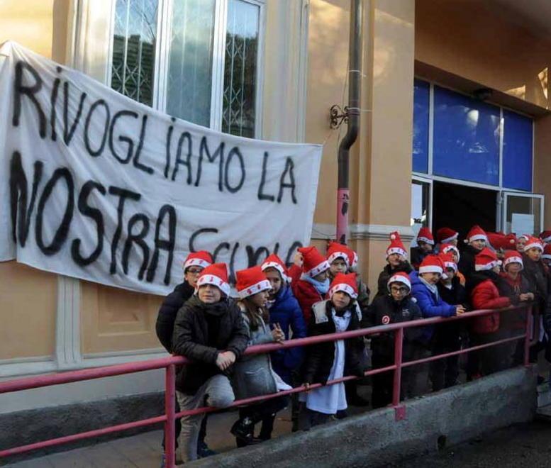 I bambini davanti alla scuola