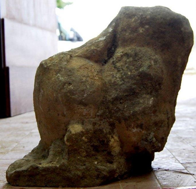 Porto Torres, una statua di Ercole inglobata nel cemento 