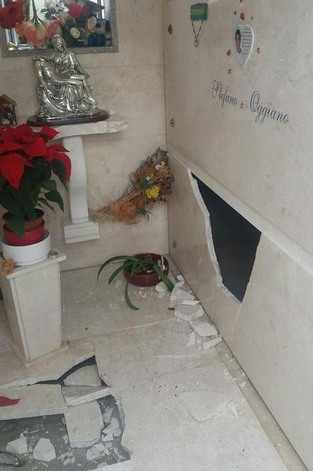 Vandali scatenati contro la tomba di Stefano Oggiano 