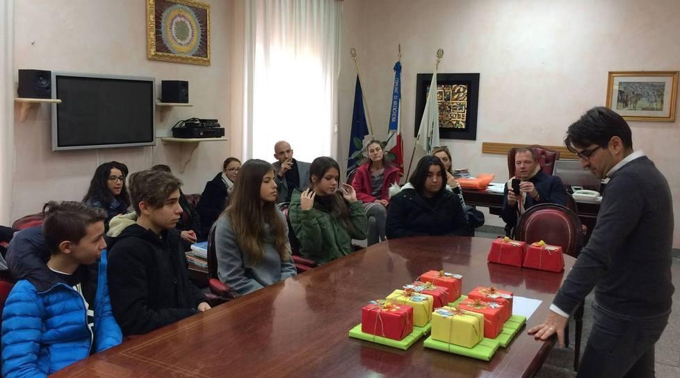 Borse di studio ai ragazzi più bravi 