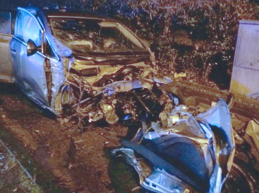 Si schiantano in auto: tre feriti 