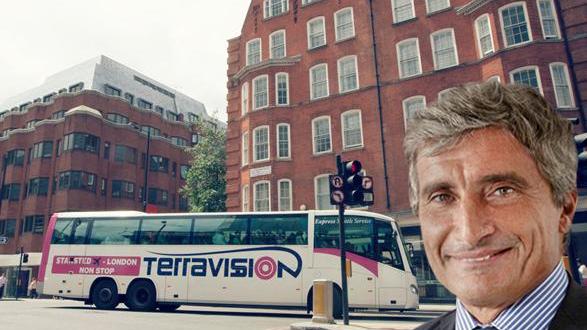 Fabio Petroni e uno dei bus della sua azienda