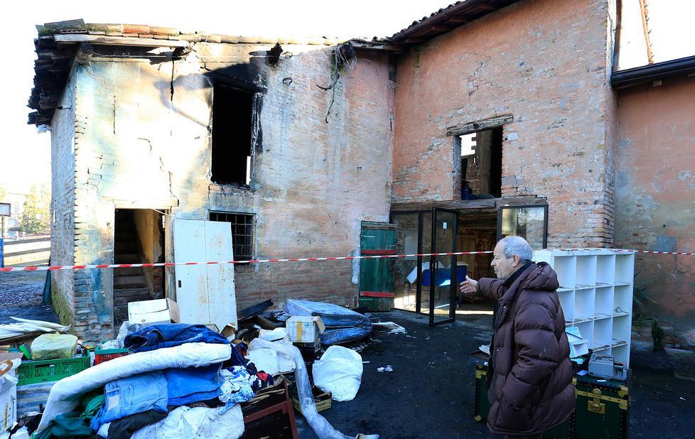 Rogo distrugge il fienile di padre Romano a Modena