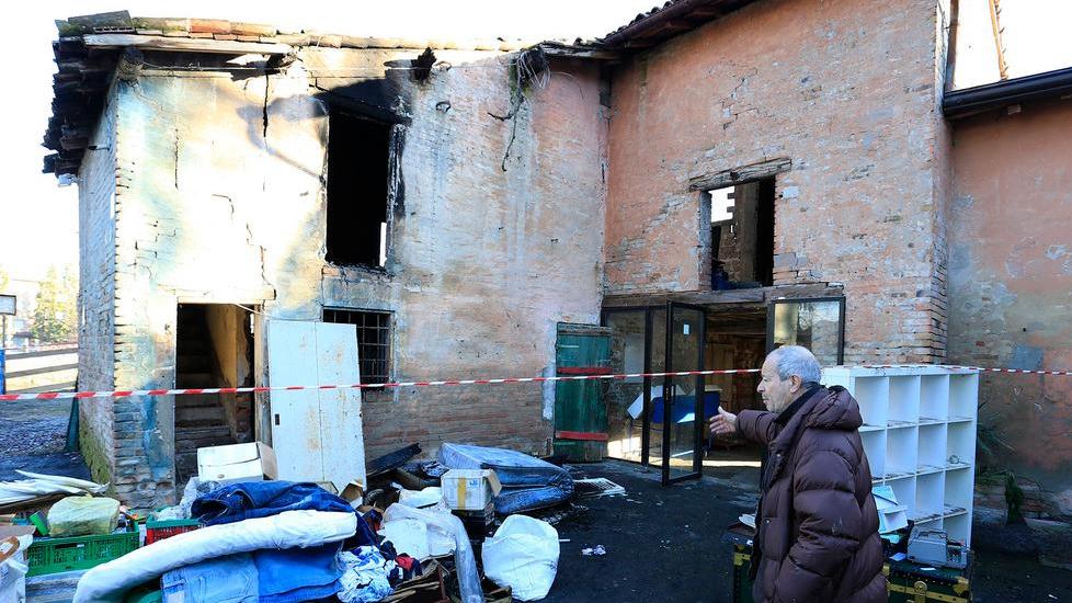 Rogo distrugge il fienile di padre Romano a Modena