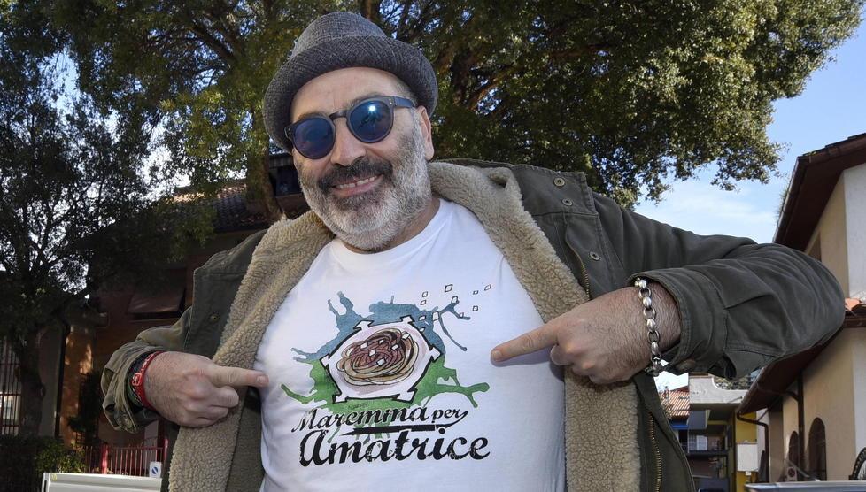 Il Conte Max posa con la maglietta di "Maremma per Amatrice" (foto Agenzia Bf)