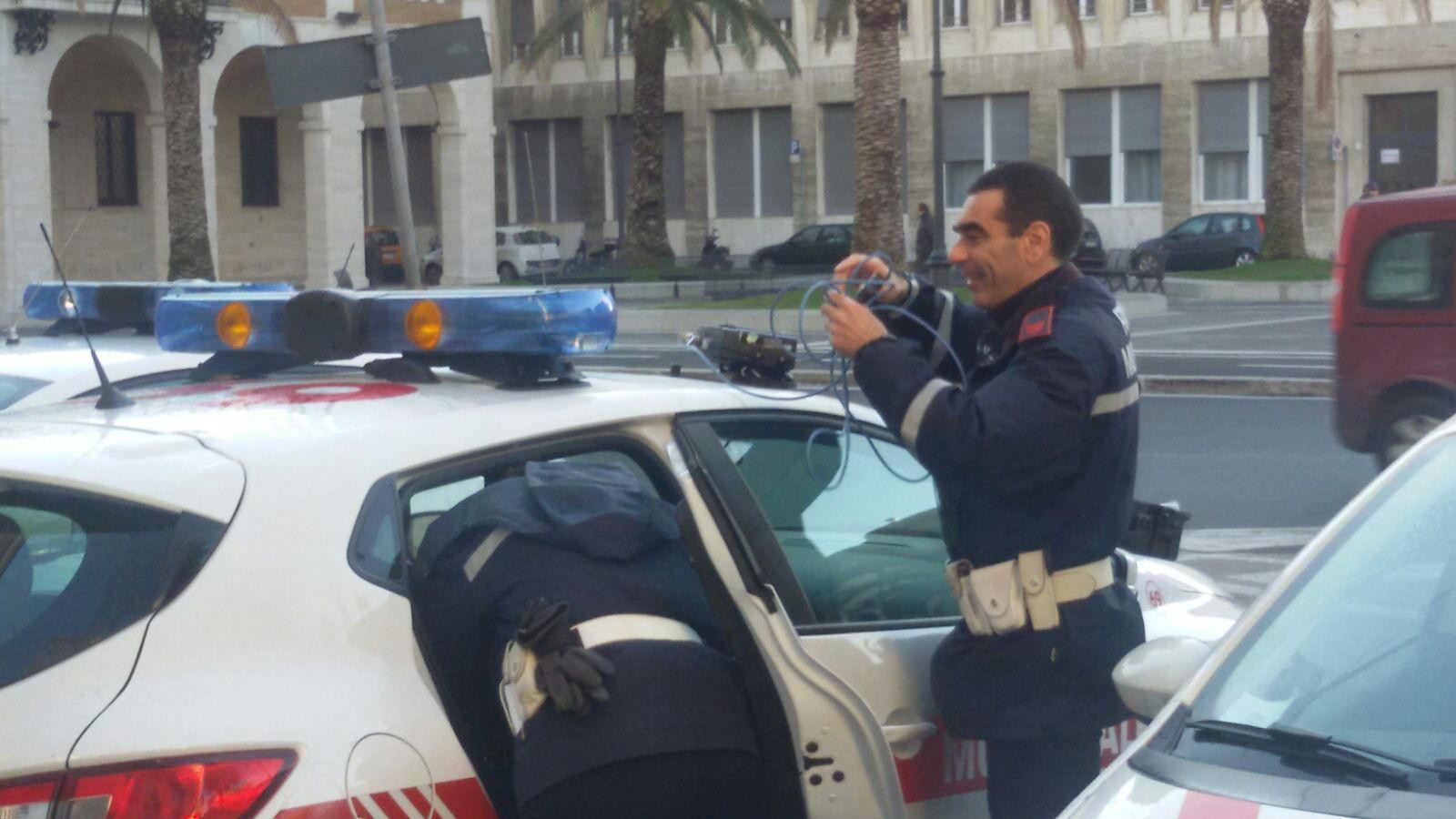 Un agente con la macchinetta dello Street control 
