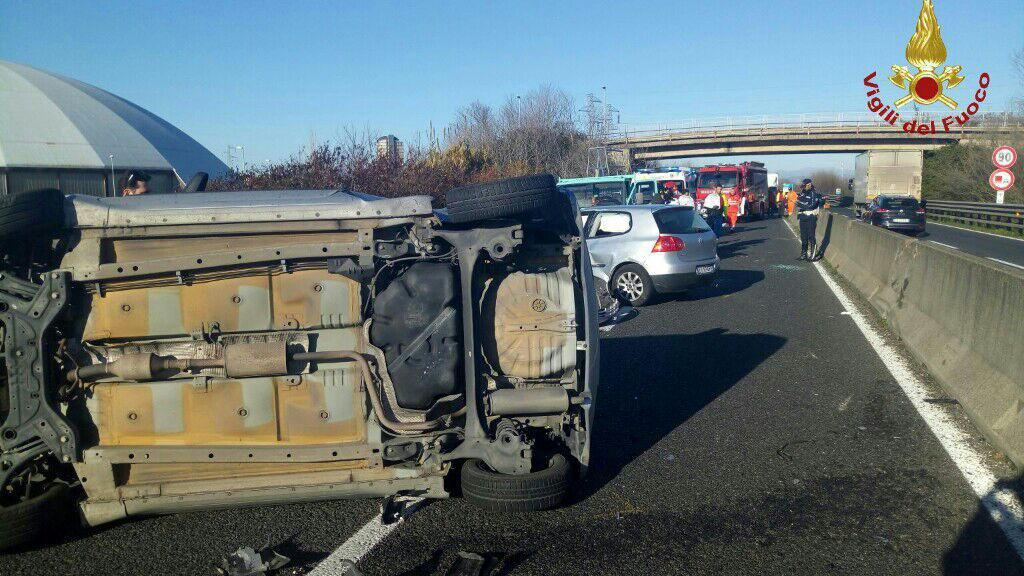 Incidente sulla Variante direzione sud, coinvolte 2 auto: una finisce su un fianco