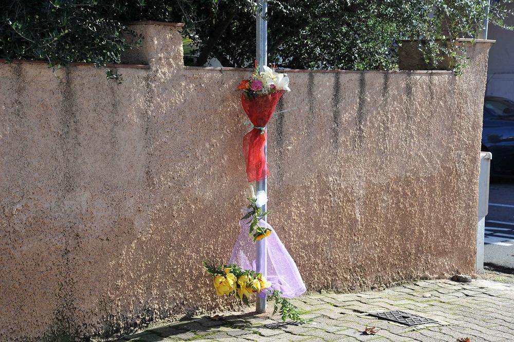 Mazzo di fiori sul luogo dell'incidente 