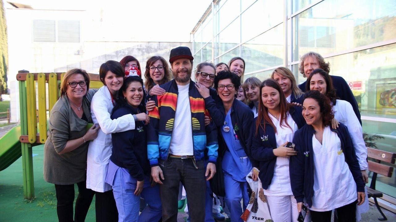 Jovanotti con il personale medico del Meyer (foto dalla pagina Facebook della Fondazione)