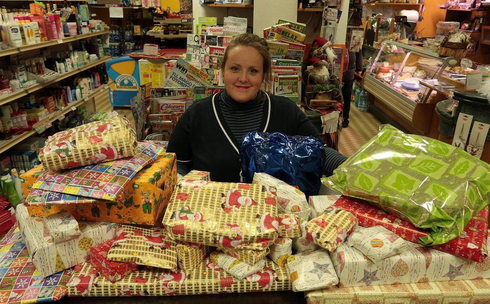 Serena Nardi con i regali comprati dal benefattore anonimo (Foto Agenzia Carlo Sestini)