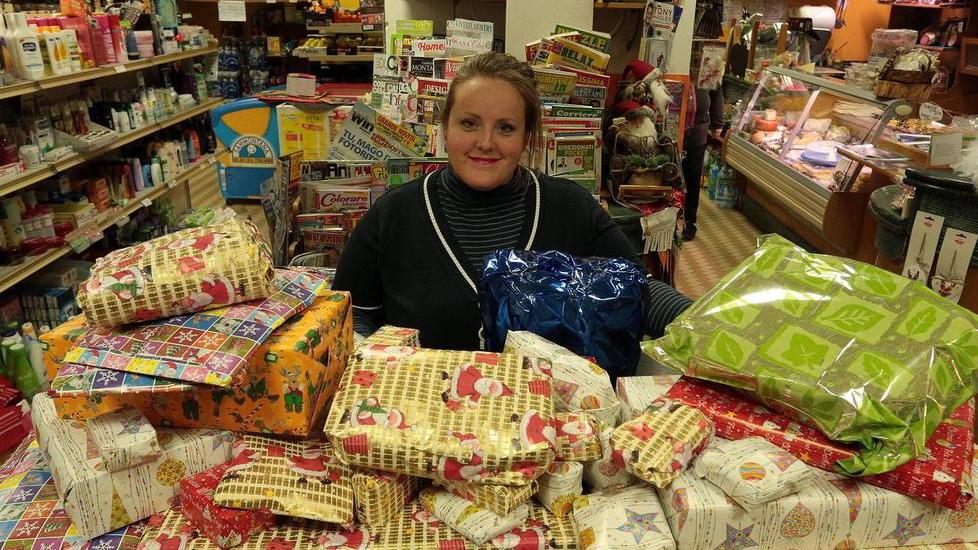 Serena Nardi con i regali comprati dal benefattore anonimo (Foto Agenzia Carlo Sestini)
