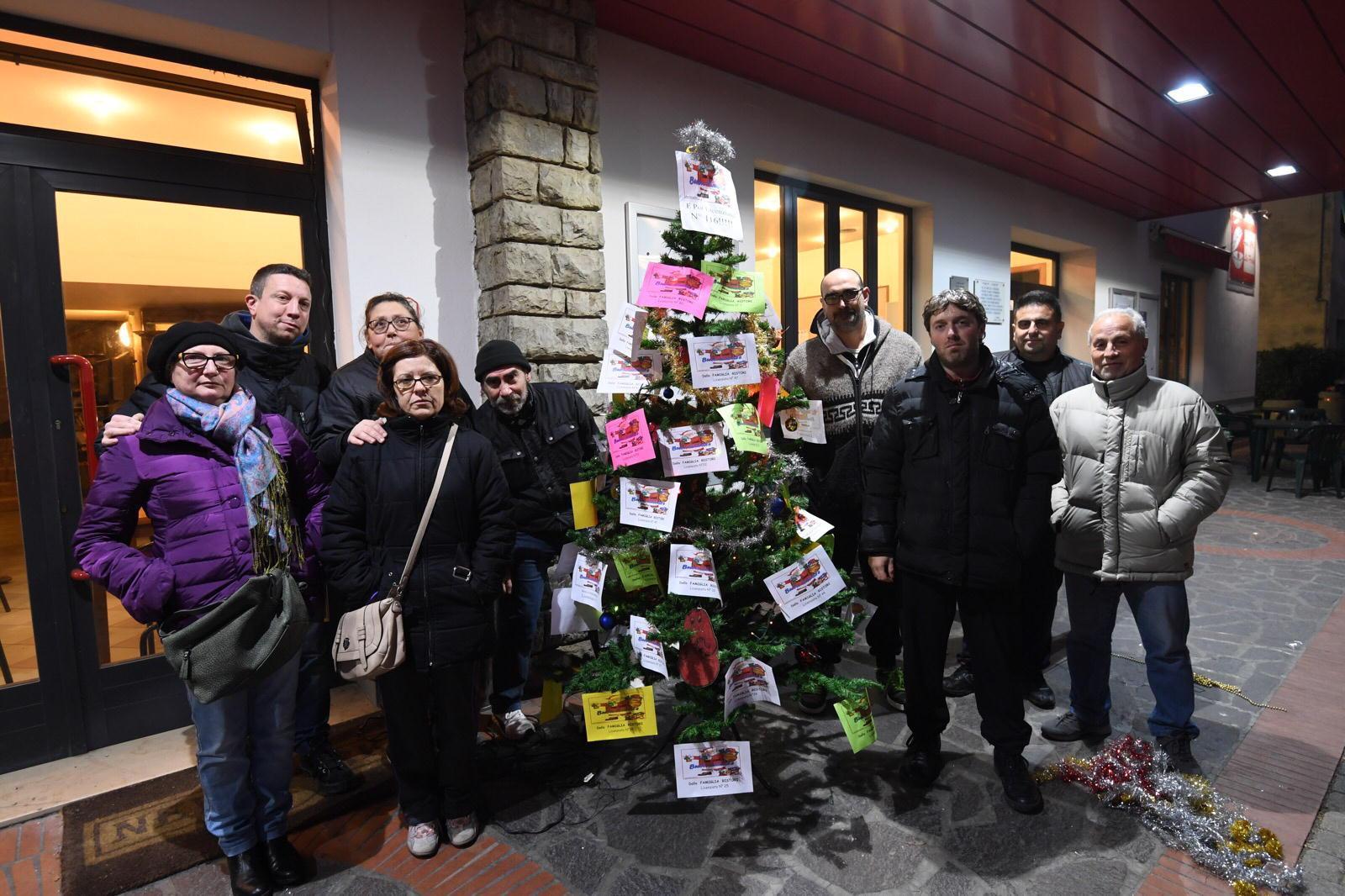 Il gruppo di operai e sindacalisti che hanno preparato l’albero di Natale al circolo La Perla a Montecalvoli