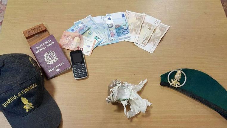 Cuoco fermato alla stazione con un etto di coca: arrestato
