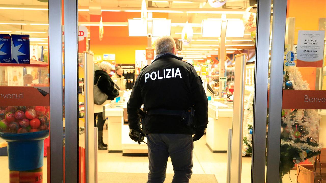 Rapinano la cassiera del Conad a Modena