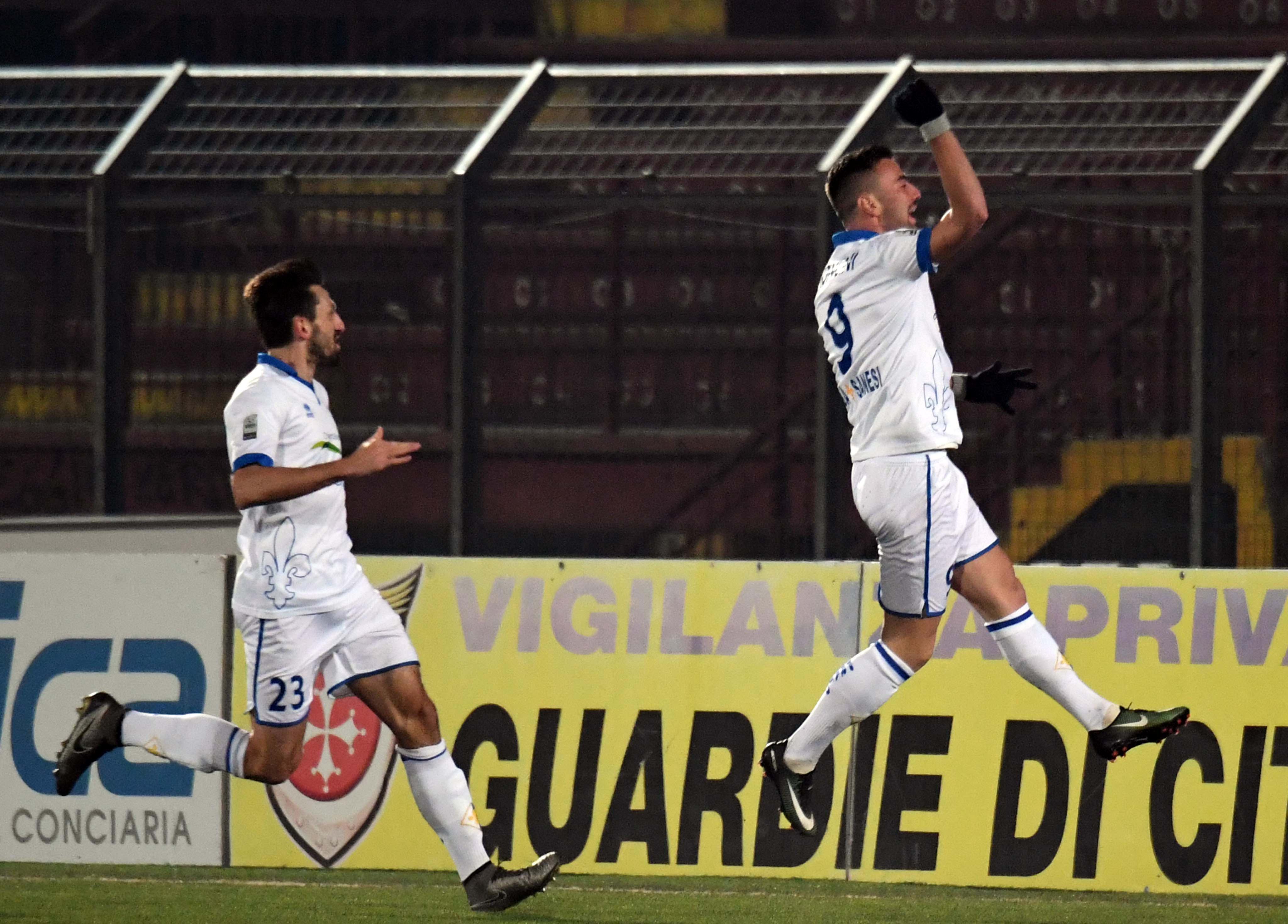 L'esultanza di Moncini dopo il gol (foto Silvi)