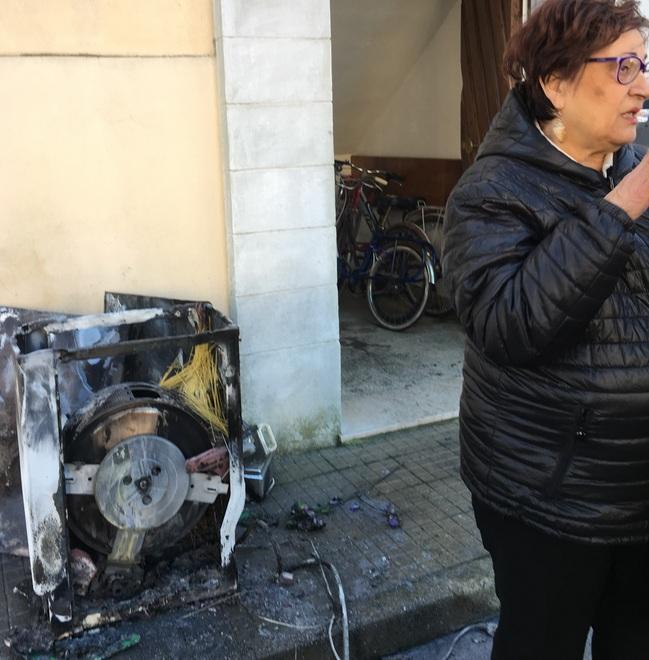 Abitazione inagibile per la lavatrice che va in fiamme