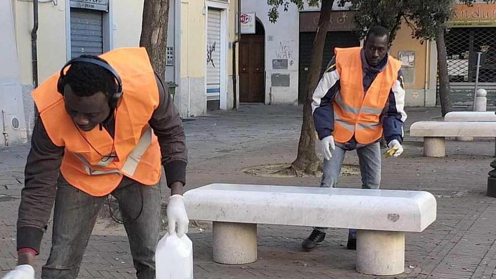 Il decoro della città salvaguardato da migranti e volontari