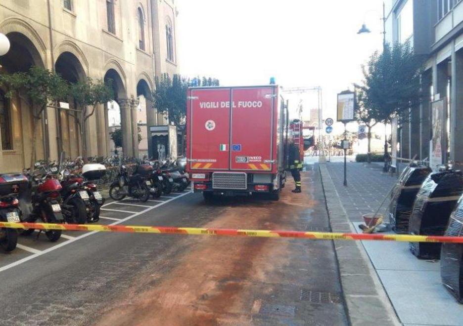 Sversa acido e fugge col furgone 