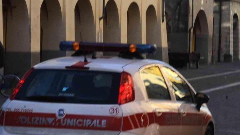 Anziana scippata cade e si rompe un braccio