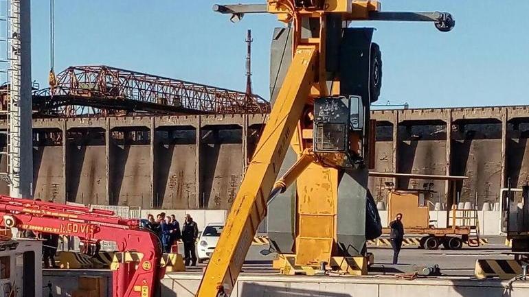 Gru si pianta su un pontile, il guidatore si tuffa in mare