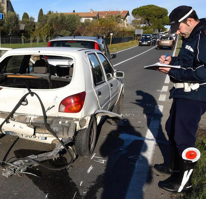 Tamponamento tra tre auto Cinque feriti lievi