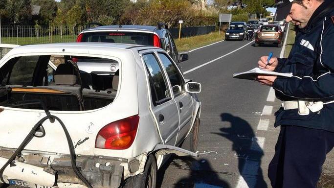Tamponamento tra tre auto Cinque feriti lievi