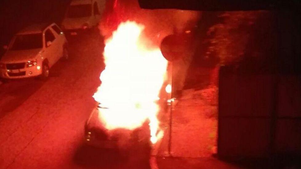 Auto distrutta dalle fiamme