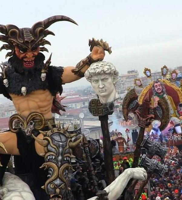 Tutti in maschera sui viali a mare