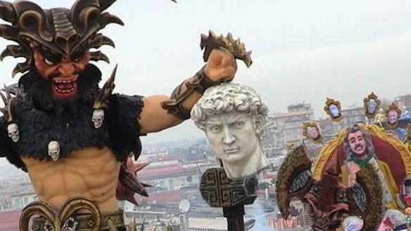 Tutti in maschera sui viali a mare