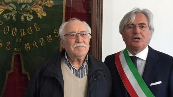 Donata al Comune una teca per proteggere il gonfalone