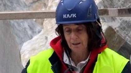 «È caduto sul piazzale, non da una bancata»