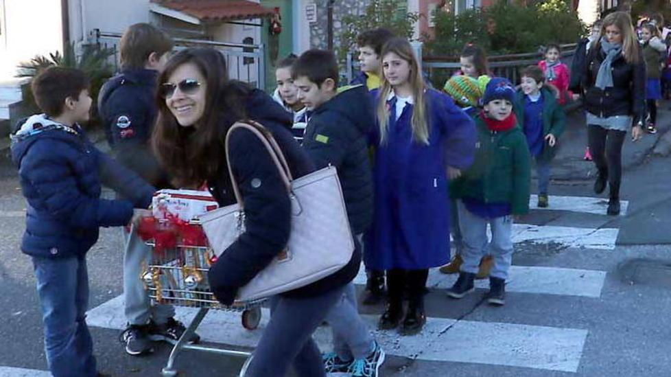 Il carrello dei bambini per le famiglie povere 