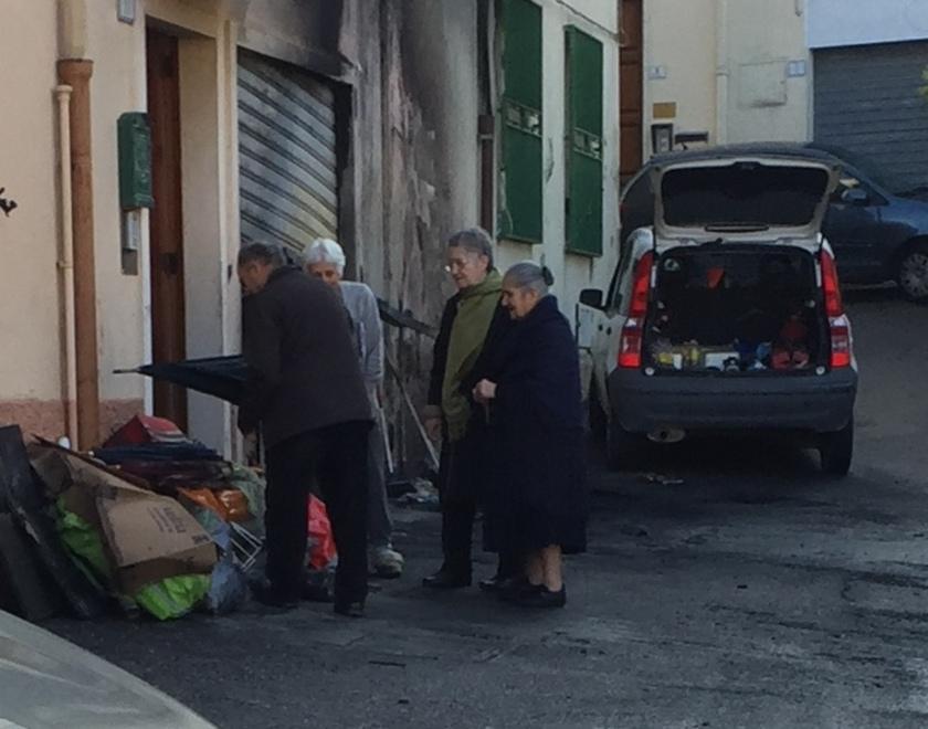 Auto in fiamme, notte di paura per due anziane 