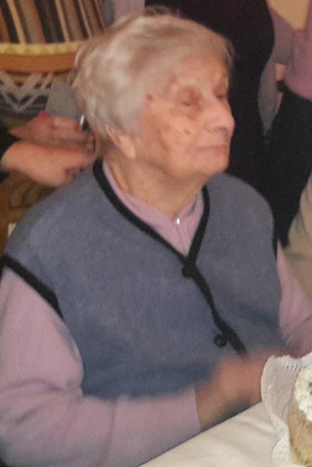 Compie cento anni la prima donna laureata del paese 