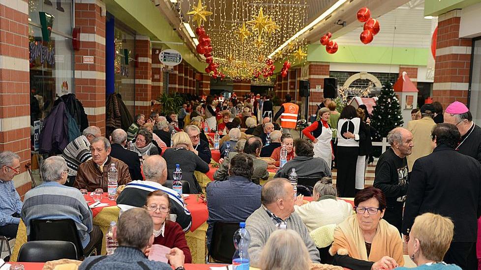 È Natale, torna il pranzo solidale Domenica alla Rotonda l’appuntamento con oltre 200 anziani seduti a tavola