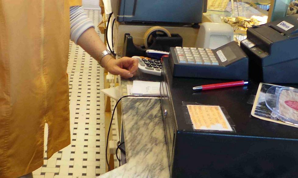 Rapina con coltello al forno Minacce alla commessa 