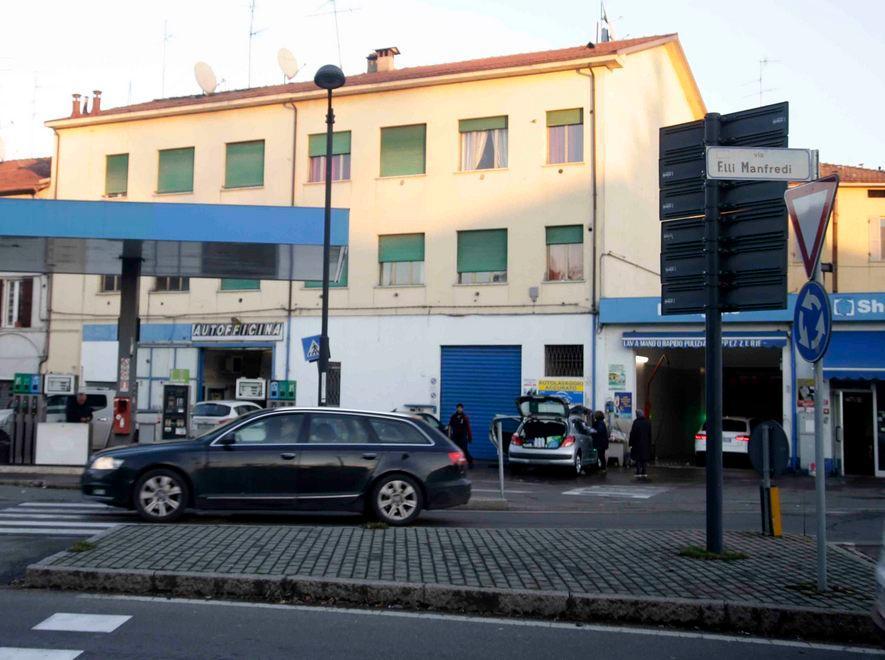 Coltello in mano, rapina un distributore 