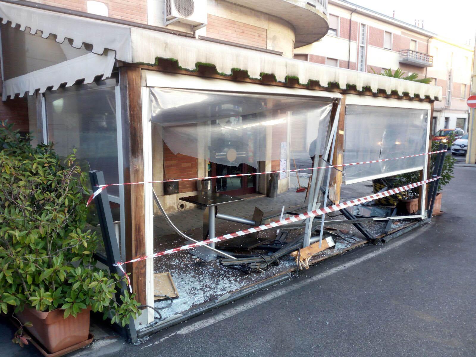 Il bar di Migliarino dopo l'incidente