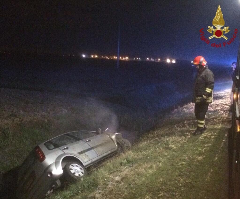 Auto nel fosso, 58enne soccorso a Migliarino
