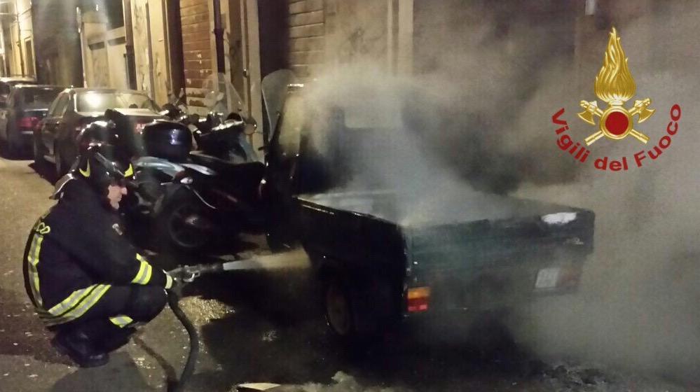 Ape a fuoco dietro piazza della Berlina 