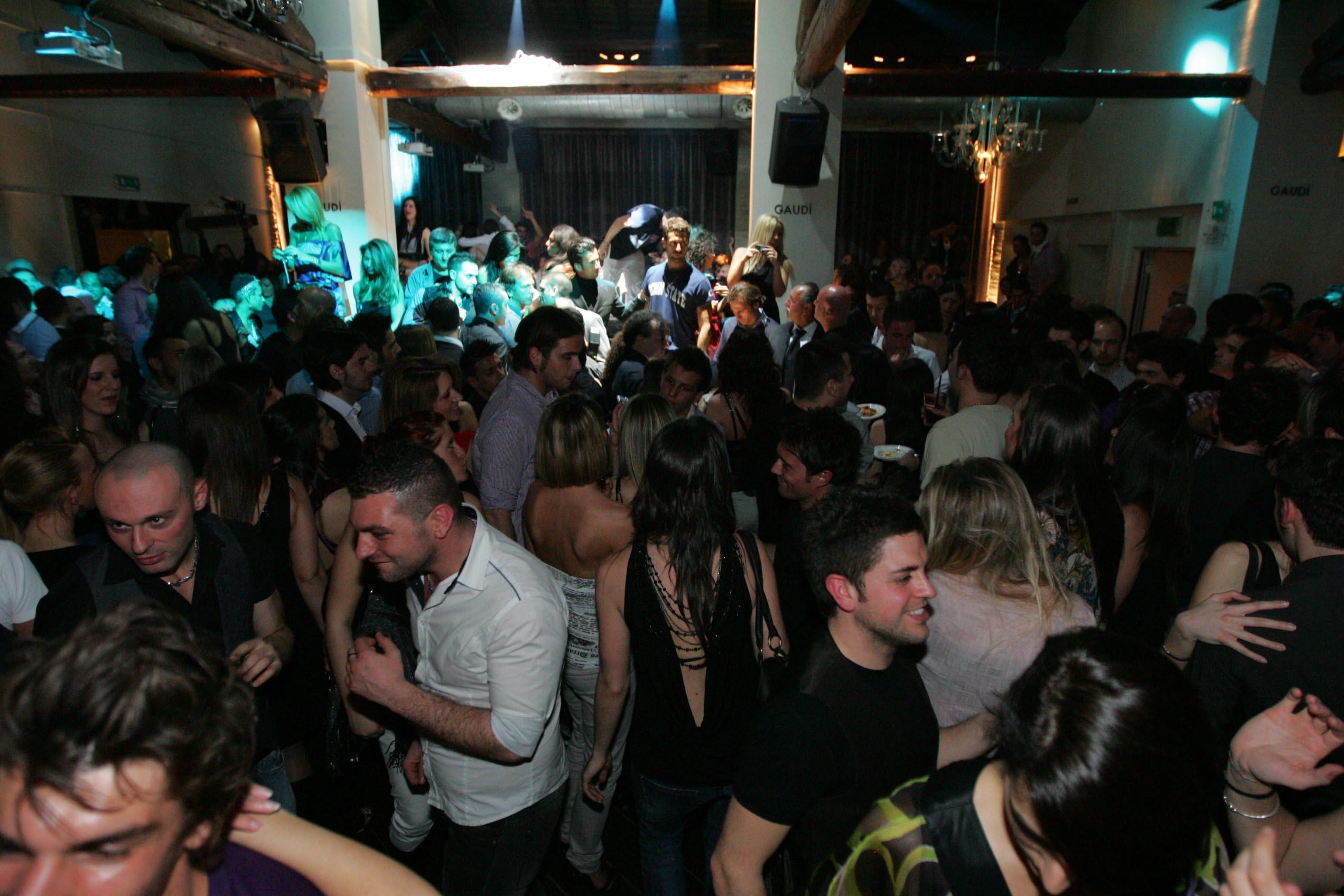 Continua la pessima abitudine di spruzzare spray urticante nelle discoteche (foto d'archivio)