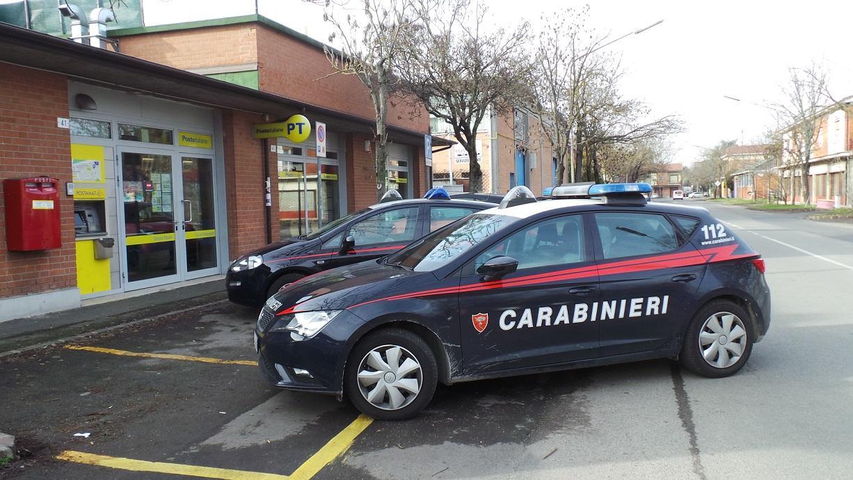I carabinieri davanti alle Poste di Modena Est